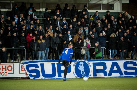 Fremad Amagers Mike Mortensen framför Malmös supportrar