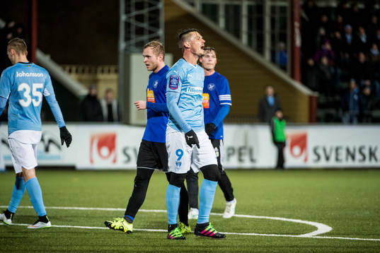 Malmös Markus Rosenberg är irriterad på domaren