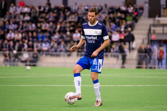 IFK Göteborgs Emil Salomonsson värmer upp innan en