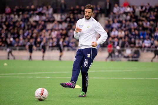 IFK Göteborgs Mattias Bjärsmyr värmer upp innan en