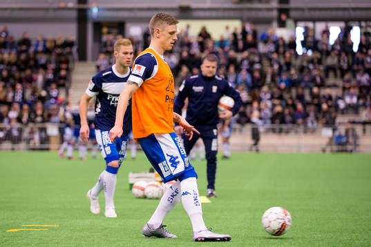 IFK Göteborgs Sören Rieks på uppvärmningen innan en