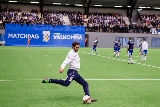 IFK Göteborgs Mattias Bjärsmyr värmer upp innan  en