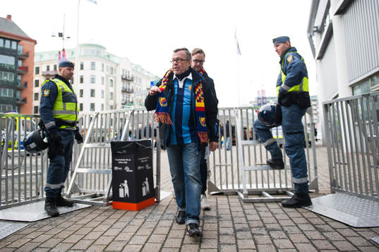 Två djurgårdssupportrar går in vid ingången för