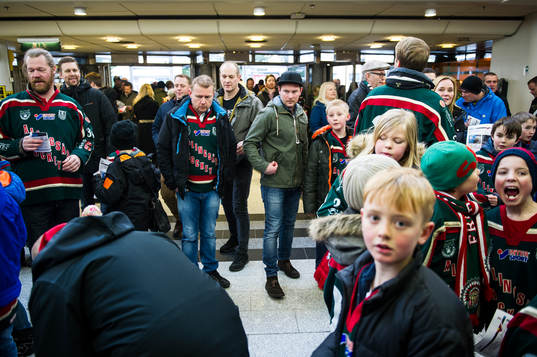 Frölundasupportrar vid ingången till arenan