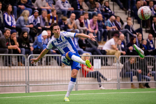 IFK Göteborgs Martin Smedberg-Dalence slår ett inlägg