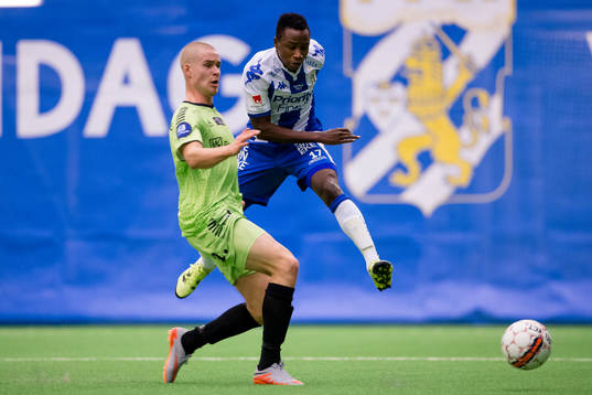 IFK Göteborgs Prosper Kasim skjuter ett skott
