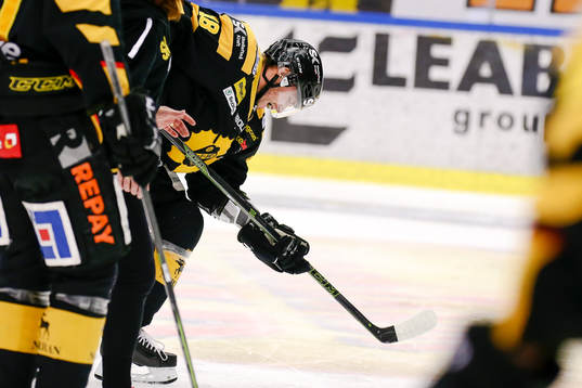 Skellefteås Pontus Petterström träffas av en puck och