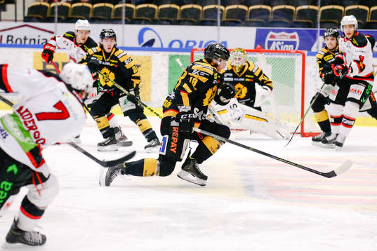 Skellefteås Pontus Petterström täcker skott och blir