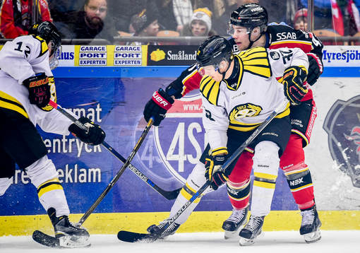 Luleås Ilari Melart i en kamp mot Brynäs Petr Vrana och