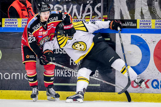Luleås Lucas Wallmark håller fast Brynäs Greg Scott