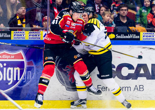 Luleås Ilari Melart tacklar Brynäs Lucas Carlsson