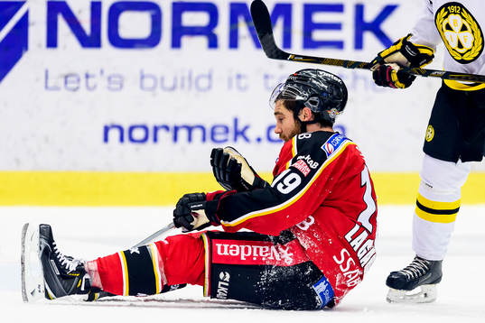 Luleås Jacob Lagacé sitter på isen