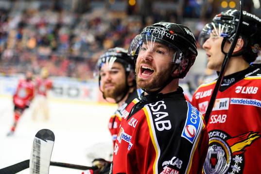 Luleås Jacob Micflikier skriker till Brynäsbänken