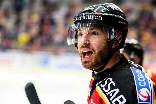 Luleås Jacob Micflikier skriker till Brynäsbänken