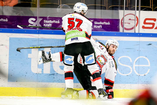 Malmö Redhawks Johan Ivarsson krockar med en annan