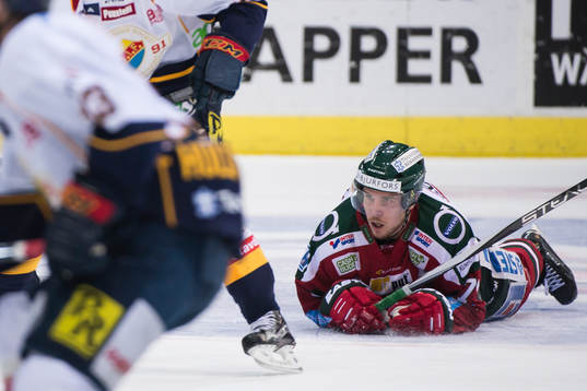 Frölundas Henrik Tömmernes ligger på isen