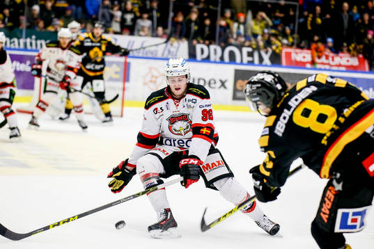 Malmö Redhawks Kim Rosdahl täcker ett skott från