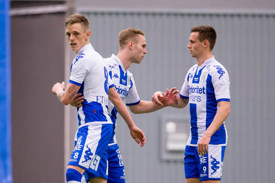 IFK Göteborgs Gustav Engvall jublar och blir omklappad av