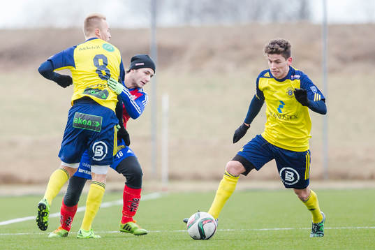 Ängelholms Christian Ljungberg, vänster, stoppar