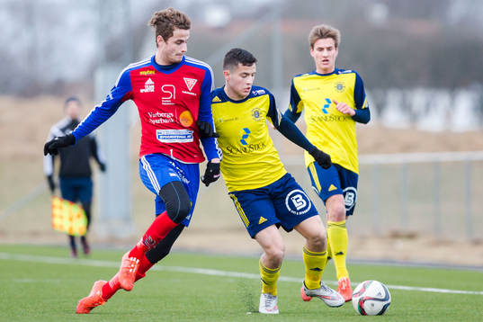Astrit Seljmani i duell om bollen med Tvååkersspelare