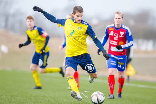 Ängelholms Dennis Stojanovic-Fredin med bollen