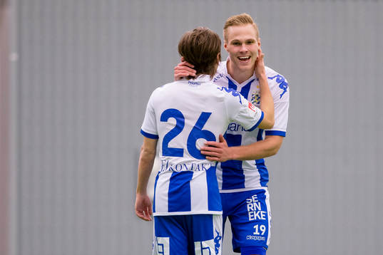 IFK Göteborgs Gustav Engvall jublar ihop med Patrik