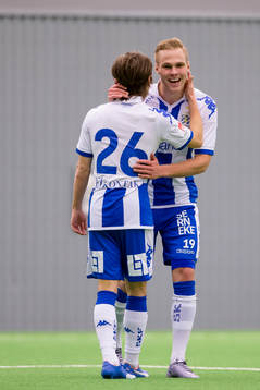 IFK Göteborgs Gustav Engvall jublar ihop med Patrik