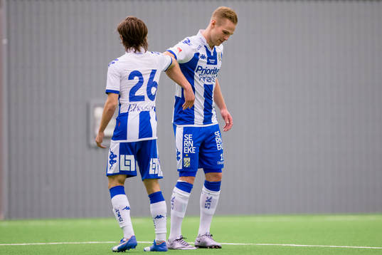 IFK Göteborgs Gustav Engvall jublar och firar ihop med