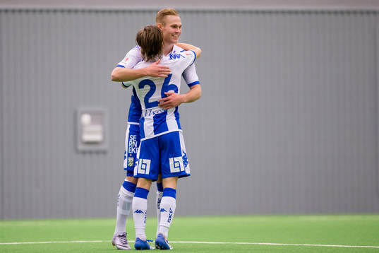 IFK Göteborgs Gustav Engvall jublar ihop med Patrik