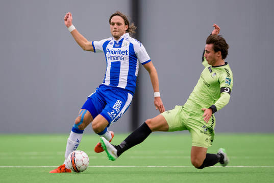 IFK Göteborgs Tom Pettersson blir glidtacklad av