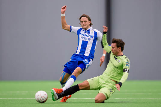 IFK Göteborgs Tom Pettersson blir glidtacklad av