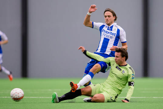 IFK Göteborgs Tom Pettersson blir glidtacklad av