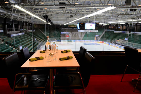 Interiör vy över isen från Lindab Arenas restaurang