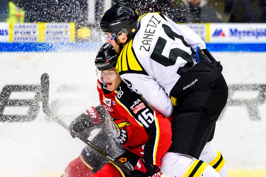Luleås Christian Jaros blir tacklad av Brynäs Marc Zanetti