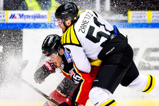 Luleås Christian Jaros blir tacklad av Brynäs Marc Zanetti