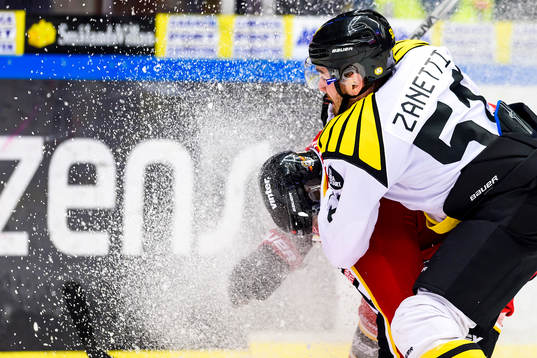 Luleås Christian Jaros blir tacklad av Brynäs Marc Zanetti