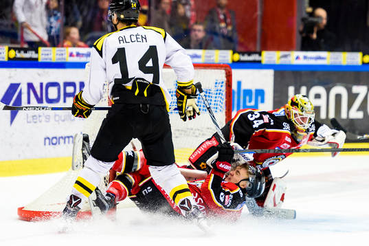 Brynäs Johan Alcén tacklar in Luleås Johan Forsberg i
