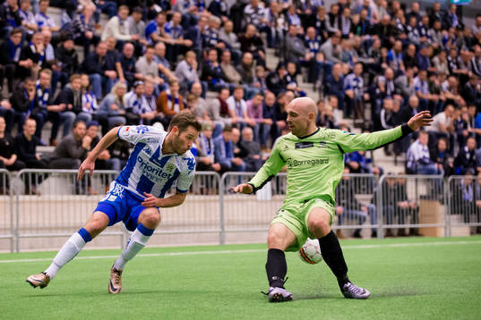IFK Göteborgs Emil Salomonsson vänder bort Sarpsborgs