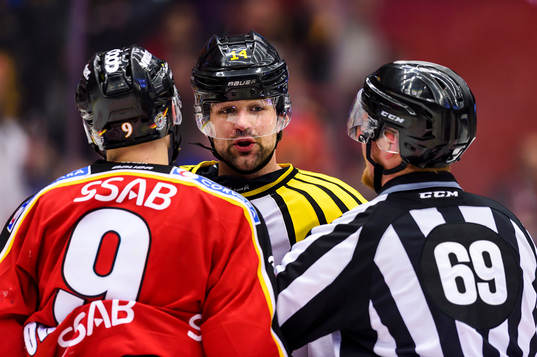 Brynäs Johan Alcén pratar med Luleås Johan Forsberg