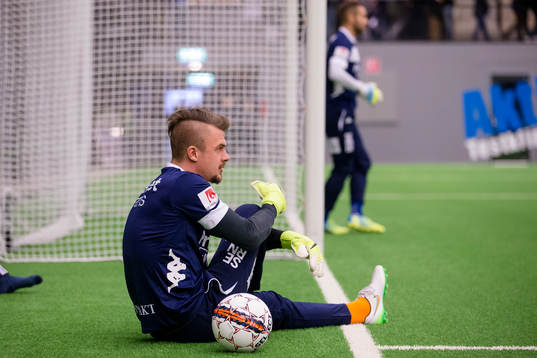 IFK Göteborgs målvakt Erik Dahlin stretchar innan en