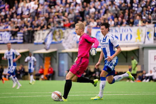 Sarpsborgs målvakt Arild Östbo pressas av IFK Göteborgs