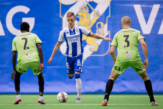 IFK Göteborgs Sören Rieks mot Sarpsborgs Brice Wembangomo