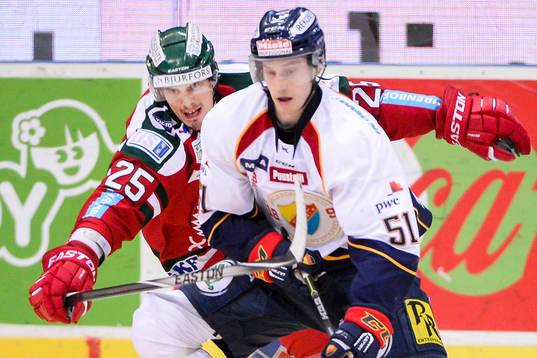 Frölundas Oliver Lauridsen jagar Djurgårdens Robin Alvarez