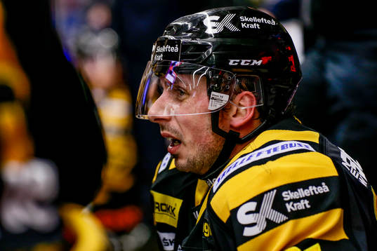 Skellefteås Fredrik Lindgren grinar illa