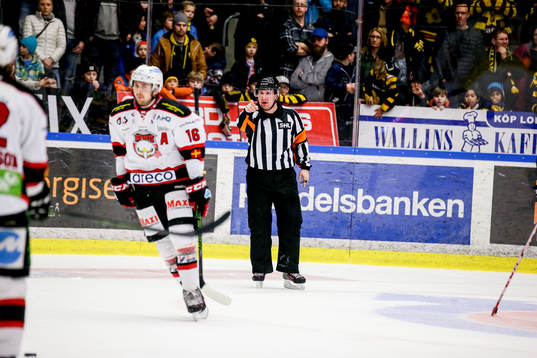 Malmö Redhawks Magnus Häggström och domaren Christoffer