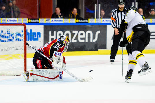 Luleås målvakt Joel Lassinantti räddar Brynäs Pathrik