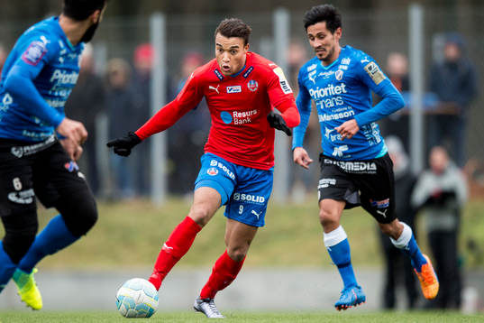 Helsingborgs Matthew Rusike och Halmstads Antonio Rojas