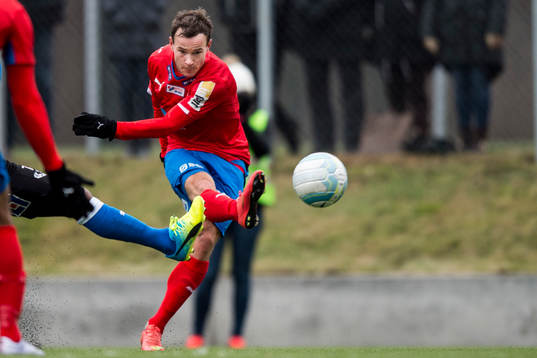 Helsingborgs Anton Wede testar skott