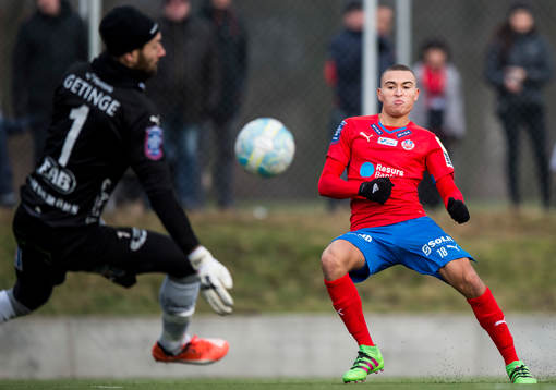 Helsingborgs Jordan Larsson skjuter mot Halmstads målvakt