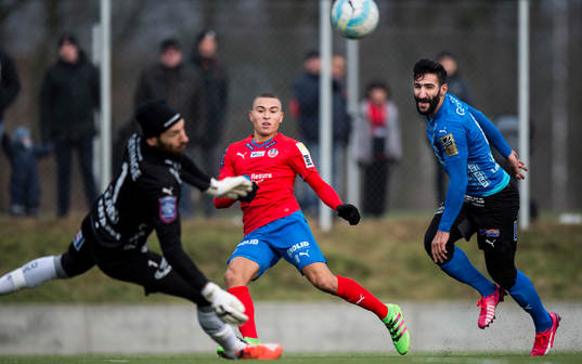 Helsingborgs Jordan Larsson skjuter